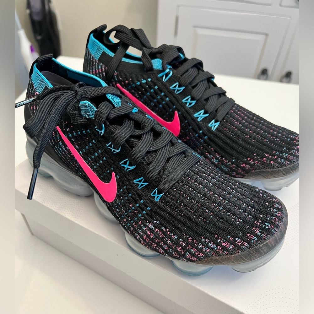 Brand New, Never Worn Womens Nike Vapormax Size 8